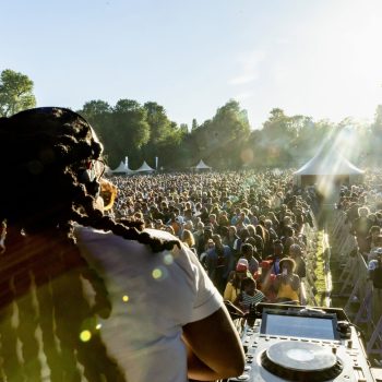 DJ speelt live tijdens festival in park beeld: Paco Nùñez (bron:NiNsee)