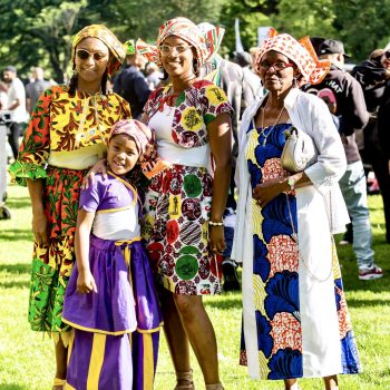 familie in Surinaamse traditionele kleding tijdens de Nationale Herdenking Slavernijverleden en het bijbehorende Keti Koti festival beeld: Paco Nùñez (bron:NiNsee)